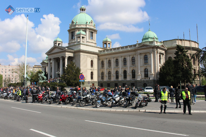 Сербские байкеры перед зданием парламента