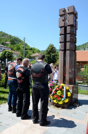 Члены сербского байкерского клубы «Ночные волки» у памятника погибшим русским добровольцам на церковном кладбище Вишеграда 28 июня 2013 года