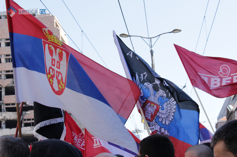Митинг в Белграде против НАТО, флаг ДНР