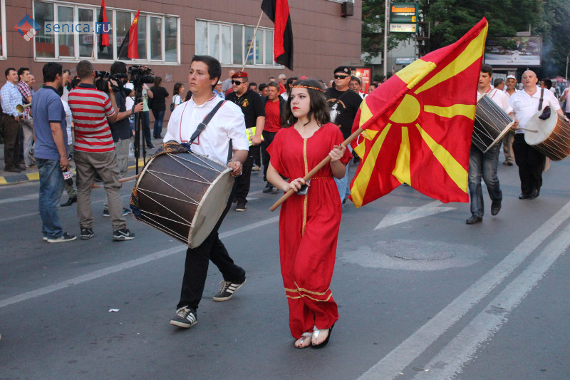 Македония, девушка с флагом