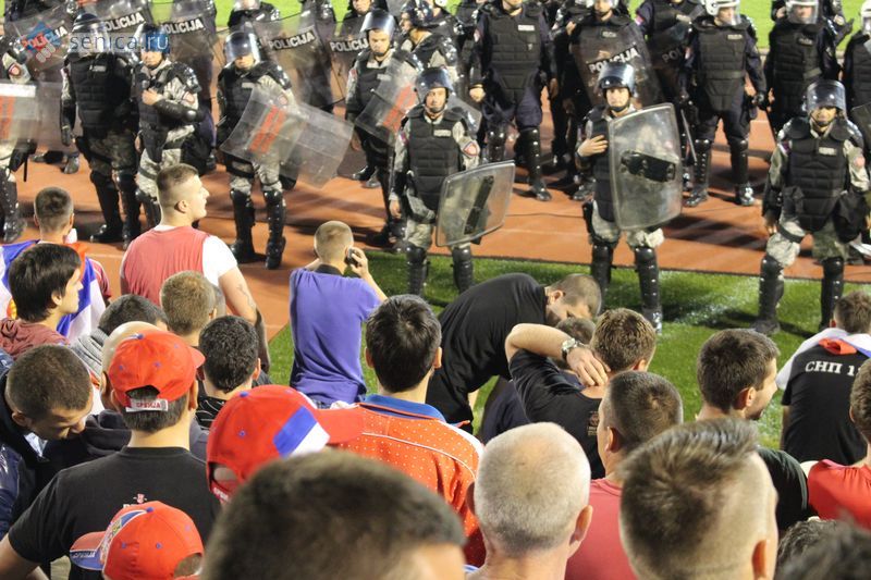 Оцепление полиции на стадионе